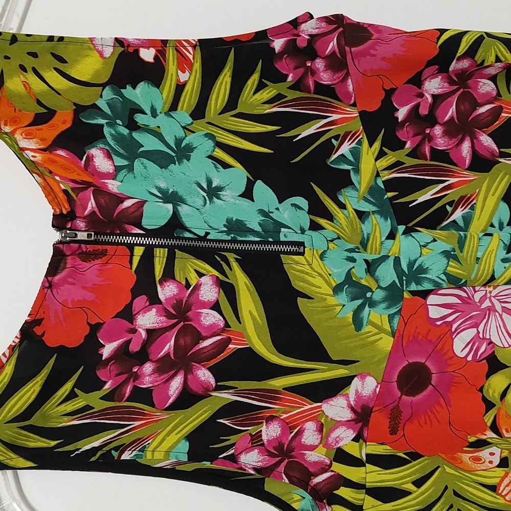 W5 Gorgeous Tropical Print Top w/ Vibrant Colors sz Medium - Picture 4 of 5